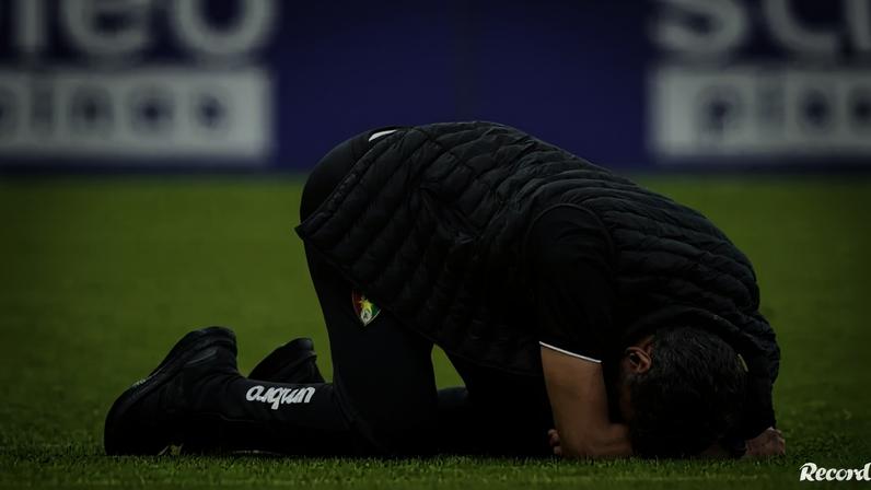 Técnico não conteve as lágrimas e ajoelhou-se no relvado