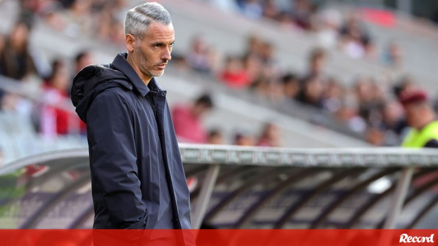 Carlos Vicens no jogo com o E. Amadora