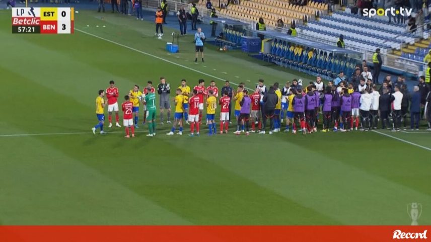 Despedida de Pizzi com médio aplaudido de pé e guarda de honra de Benfica e Estoril