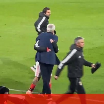 Mourinho sai do relvado após pouco mais de um minuto e abraça Prestianni e Pizzi
