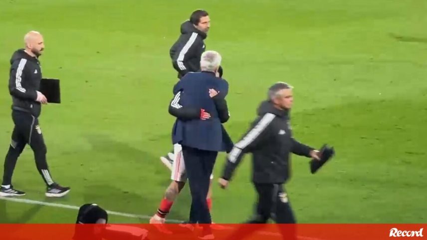 Mourinho demorou pouco mais de um minuto a sair do relvado e antes abraçou Prestianni e Pizzi
