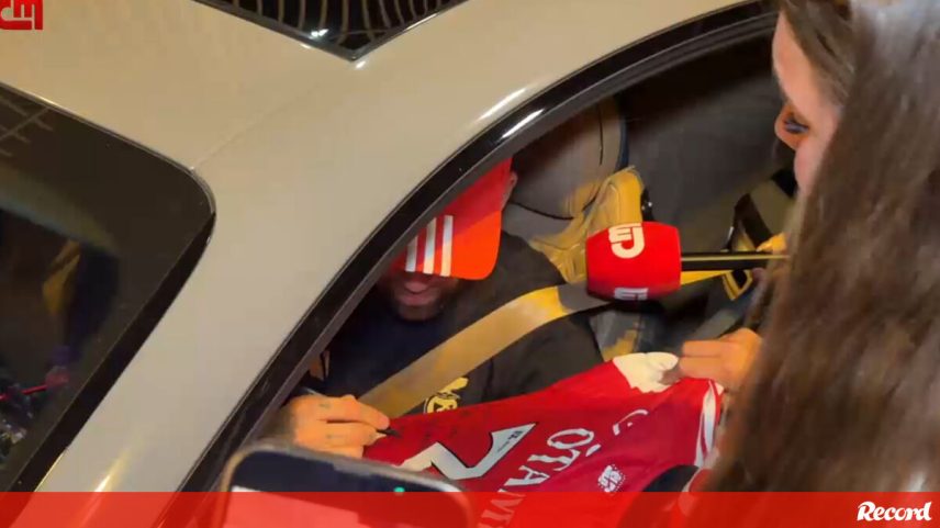 Otamendi dá autógrafos, recebe prendas e não confirma continuidade no Benfica