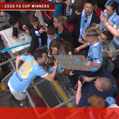 Bernardo Silva coloca medalha da Taça de Inglaterra ao pescoço da filha