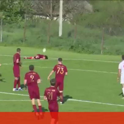 Autogolo surreal: jogador lesionado leva a bola e faz chapéu ao guarda-redes