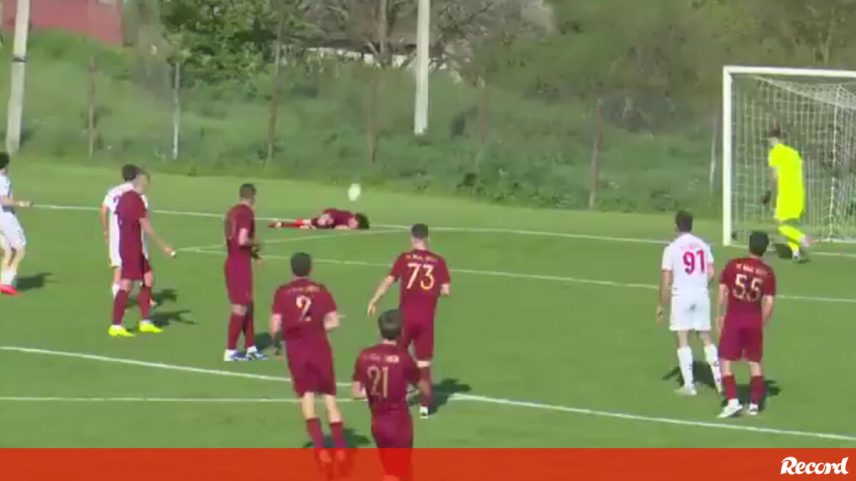 Aconteceu na Moldávia e já promete concorrer a autogolo mais surreal do ano. No duelo entre o Real Sireti e o Oguz (5-2), um jogador da equipa da casa levou com a bola em cheio no corpo enquanto estava lesionado no relvado e acabou a fazer... uma autêntica 'chapelada' ao guarda-redes.
