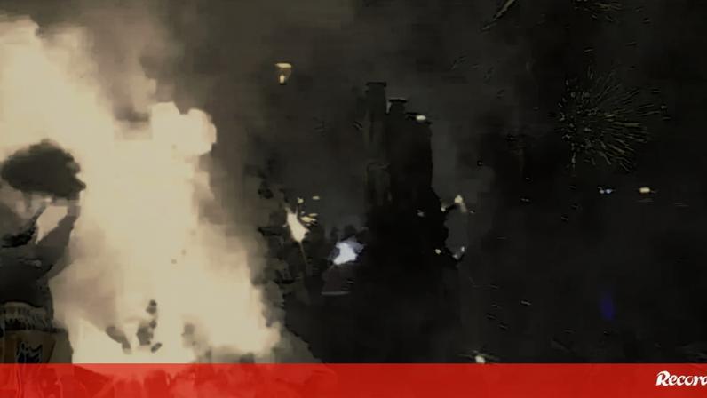 Depois da festa no Estádio no Dragão, o FC Porto viajou até ao Douro, fazendo um percurso no rio até à Ribeira. E esse foi um dos momentos da noite, com muita pirotecnia e muita festa no barco que levava os jogadores, equipa técnica e o presidente André Villas-Boas.