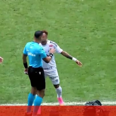 Neymar é substituído após erro do 4.º árbitro com o número na placa