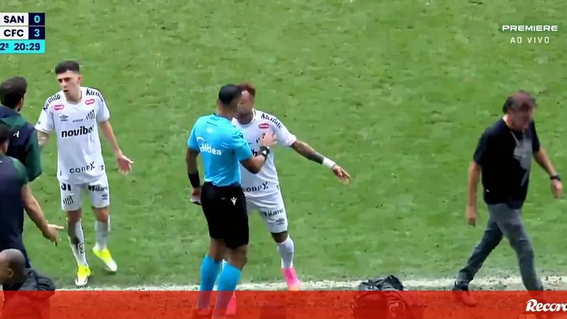 Neymar é substituído após erro do 4.º árbitro com o número na placa