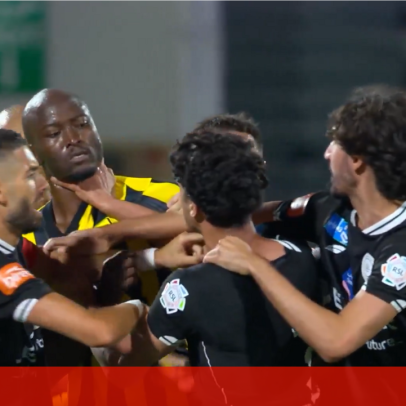 Danilo Pereira é agarrado no pescoço por adversário; árbitro intervém