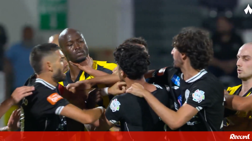 Danilo Pereira é agarrado no pescoço por adversário; árbitro intervém