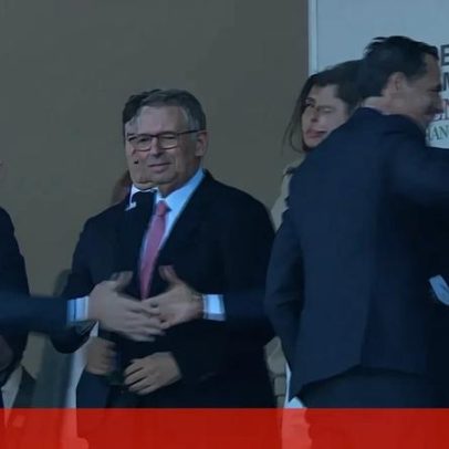 Villas-Boas e Rui Costa trocam cumprimento na final da Taça de Portugal feminina