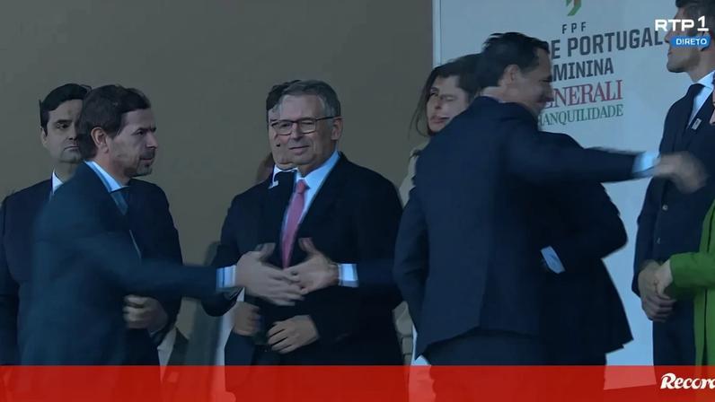 O momento do cumprimento entre André Villas-Boas e Rui Costa na final da Taça de Portugal feminina
