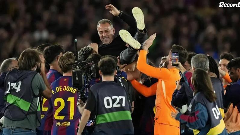 Jogadores do Barcelona festejam com Hansi Flick