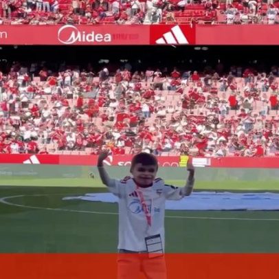 Jovem de 12 anos com doença rara é homenageado no estádio do Sevilha