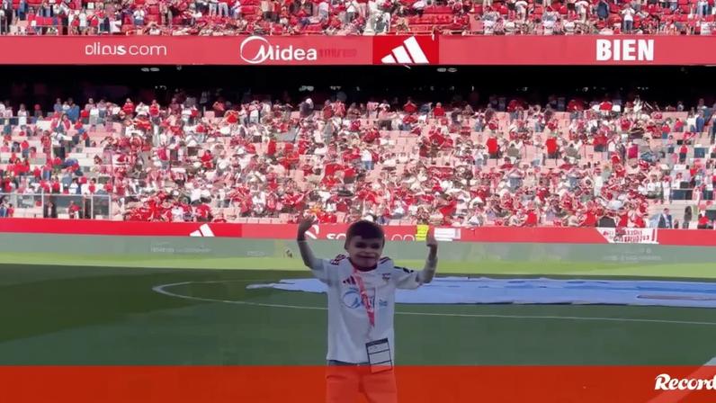 Jovem de 12 anos com doença rara é homenageado no estádio do Sevilha