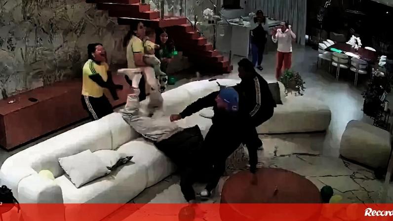 Weverton recebe chamada para o Mundial; festa termina com deslize de cabeça