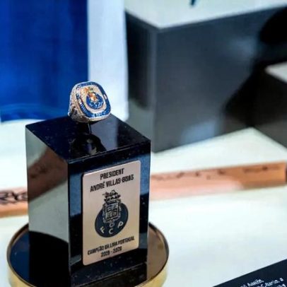 Anel oferecido por Farioli a Villas-Boas já está no museu do FC Porto