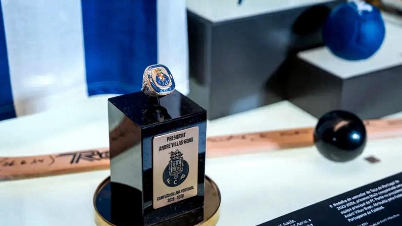 Anel oferecido por Farioli a Villas-Boas já está no museu do FC Porto
