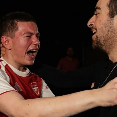 Adeptos do Arsenal celebram a conquista da Premier League em pubs de Londres