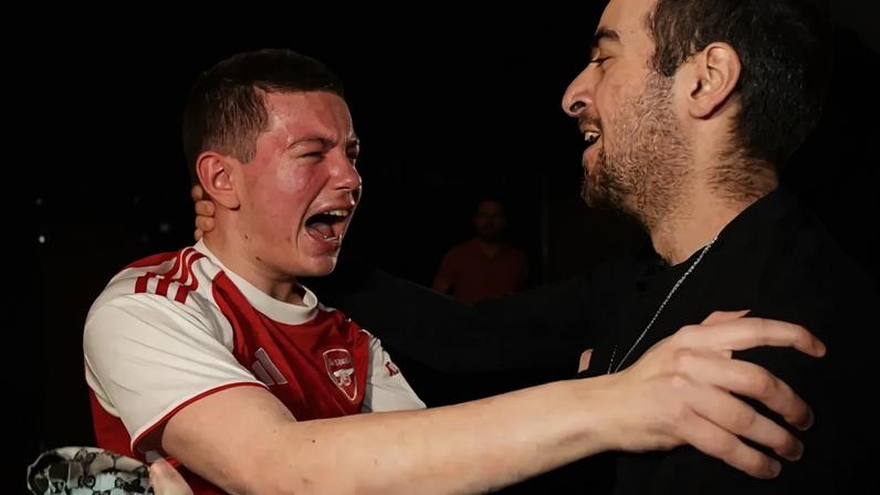 Adeptos do Arsenal festejam nos pubs de Londres a conquista da Premier League
