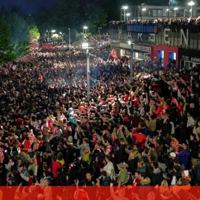 Multidão celebra título do Arsenal junto ao Emirates
