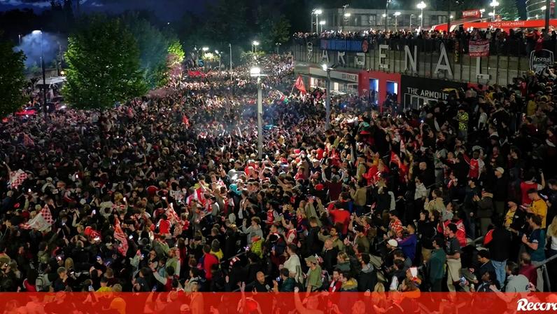 Multidão sai às ruas para celebrar o título de campeão do Arsenal: as imagens da festa junto ao Emirates