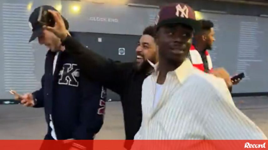 Festa rija: jogadores do Arsenal 'apanhados' pelos adeptos... às 5 da manhã