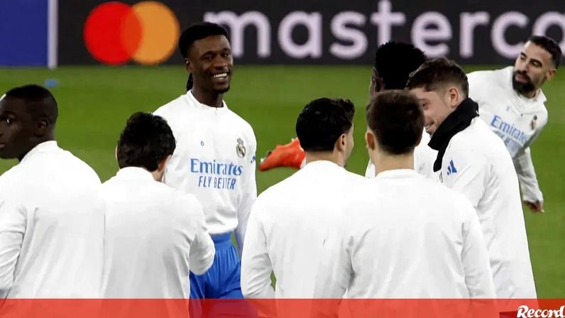Plantel do Real Madrid durante sessão de treino