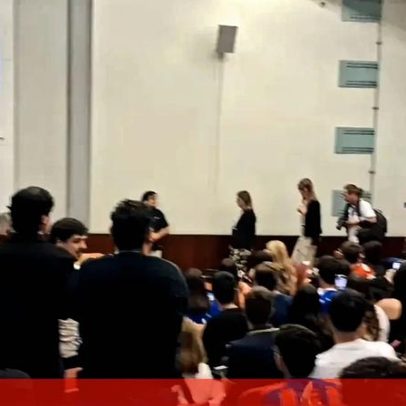 Farioli é aplaudido na chegada à Faculdade de Letras da Universidade do Porto