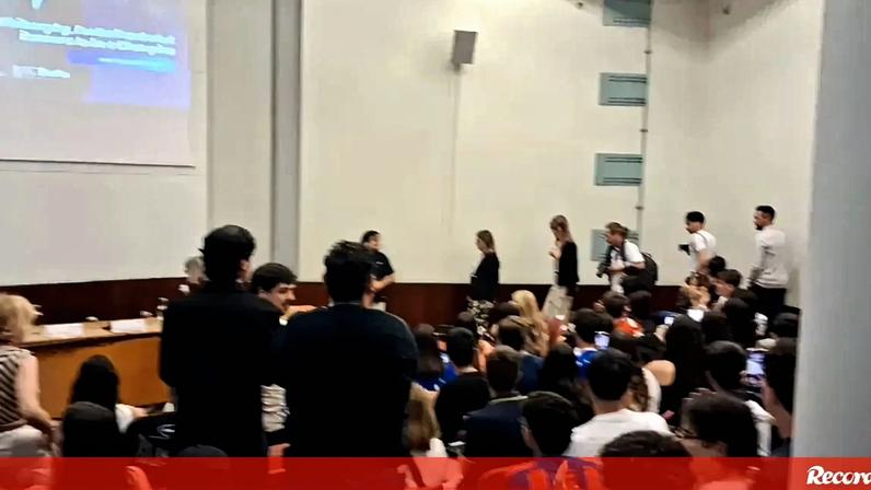 Farioli é aplaudido na chegada à Faculdade de Letras da Universidade do Porto