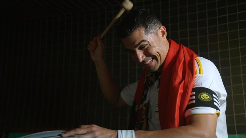 Estádio às escuras: Ronaldo lidera claque com tambor