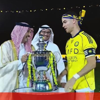 Cristiano Ronaldo recebe medalha de campeão e levanta a taça