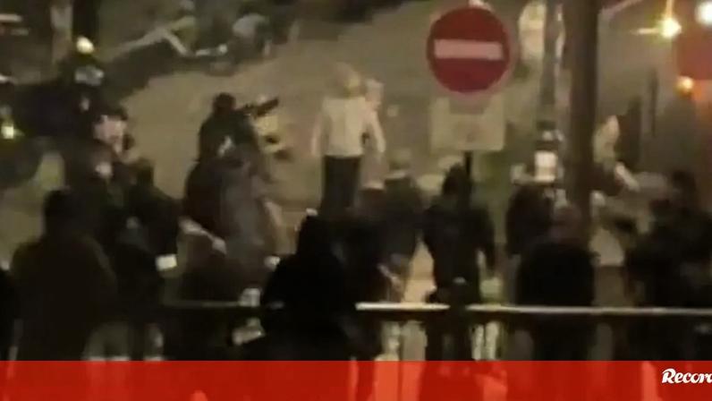 Cadeiras no ar e garrafas partidas: vídeo mostra violência entre adeptos do Nice em Paris