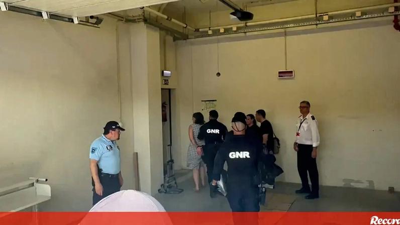 A mãe e o padrasto dos meninos que foram abandonados em Alcácer já estão no Tribunal de Setúbal. À chegada, o homem gritou 'je vous aime' (amo-vos, em português) e a mãe das crianças cantou.