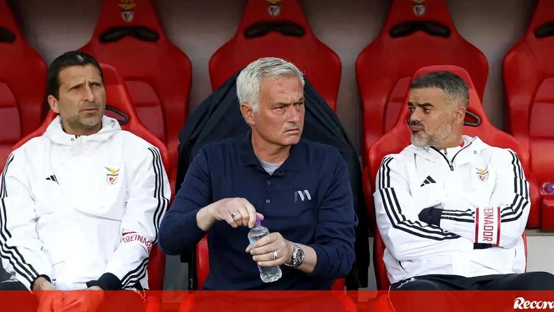 Mourinho entrega relatórios a Rui Costa, balanço da época e planos futuros
