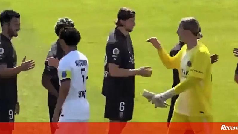 Zabarnyi e Safonov do PSG não se cumprimentam num treino
