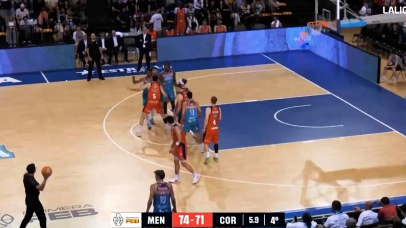 Primeiro um cesto fácil falhado. Depois um buzzer beater incrível