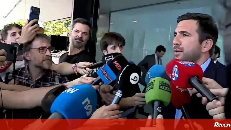 Enrique Riquelme é questionado sobre Mourinho... mas corre para o carro