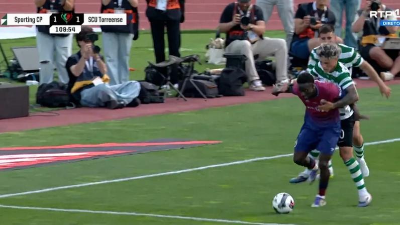 O penálti que ditou a expulsão de Maxi Araújo e valeu ao Torreense o golo da vitória frente ao Sporting
