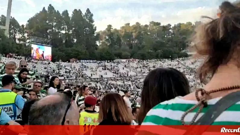 «Que vergonha!»: adeptos do Sporting em ira quando os jogadores sobem à tribuna no Jamor