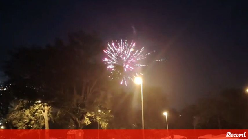 Adeptos do Sporting encerram fogo de artifício após derrota com o Torreense