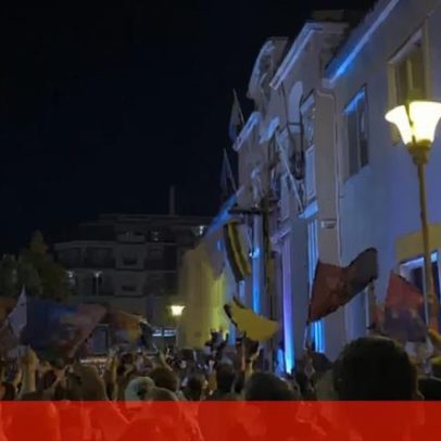 Autocarro travado por adeptos marca receção na Câmara durante festa Torreense