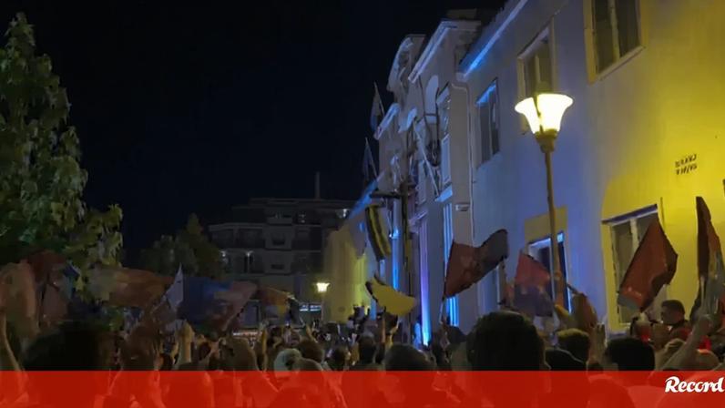 Autocarro travado por adeptos marca receção na Câmara durante festa Torreense
