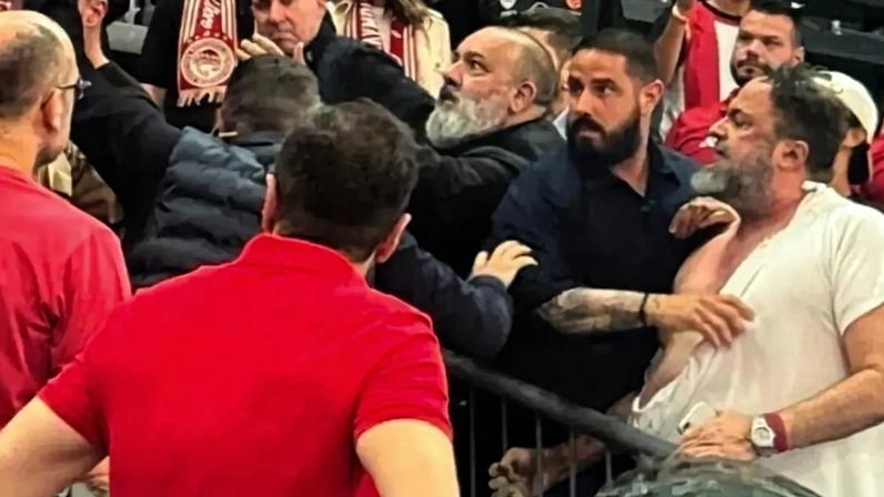 Marinakis fica com nódoas negras e t-shirt rasgada após luta com sobrinho do PM grego