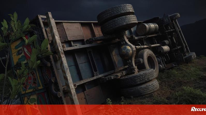 Tráfego no Bangladesh: quinze mortos após camião se descontrolar e capotar