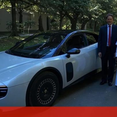 Papa Leão XIV conduz o primeiro elétrico da Ferrari