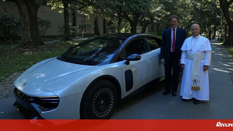 Papa Leão XIV conduz o primeiro elétrico da Ferrari