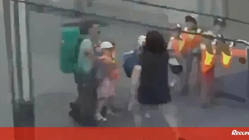 Homem corre em estação suíça onde quatro pessoas foram esfaqueadas
