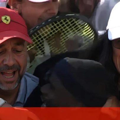 Frances Tiafoe celebra tanto que lhe roubam a raquete
