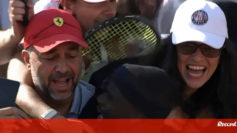 Frances Tiafoe celebra tanto que lhe roubam a raquete